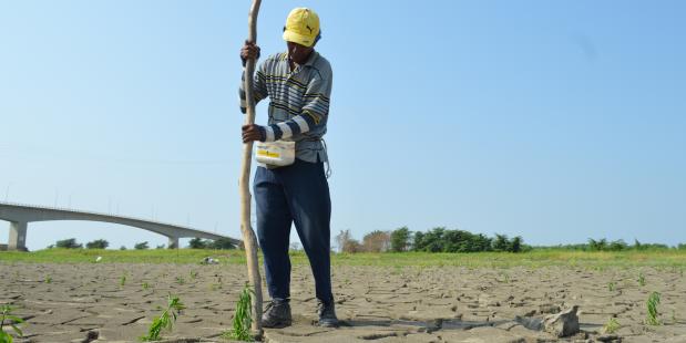 Man in opgedroogde rivier in Noord-Italië