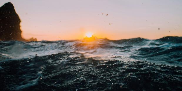 golven van de zee bij een ondergaande zon