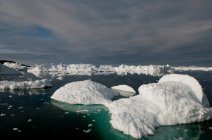 IJsbergen die voor de kust ronddobberen. Foto Pieter Bliek