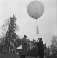 Een ballon wordt opgelaten bij het KNMI in De Bilt (Anefo/Nationaal Archief)