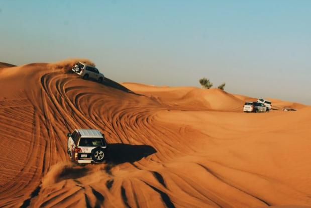 Met jeeps door de woestijn