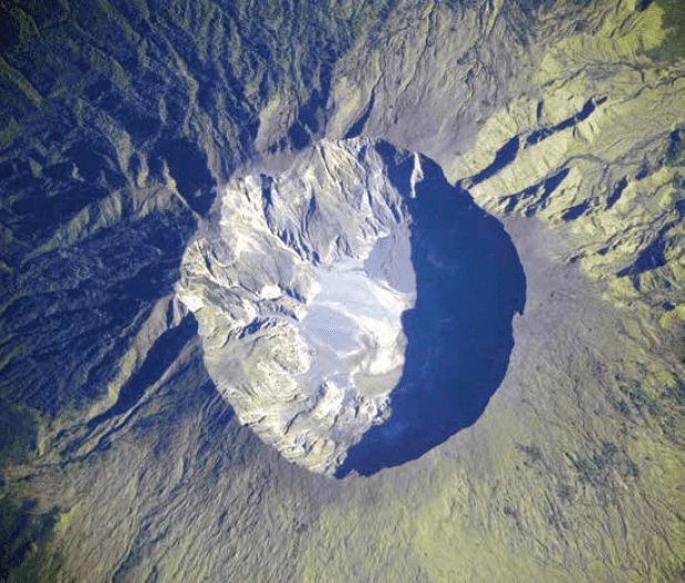 De caldera van de Tambora op Sumbawa.