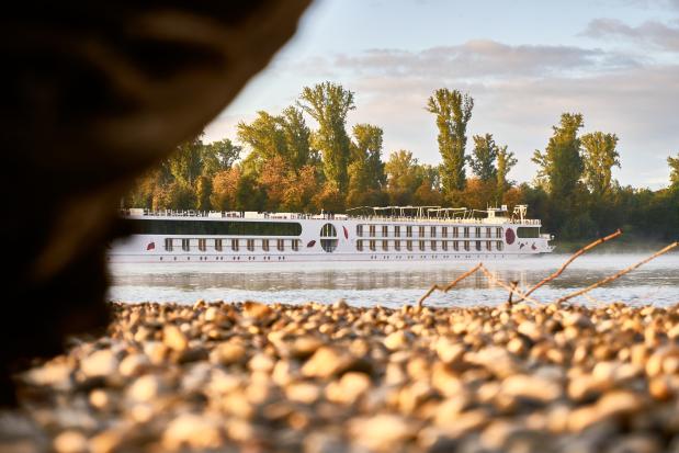 passagiersschip op een rivier met lage waterstand. Foto Markus Distelrath via Pixabay