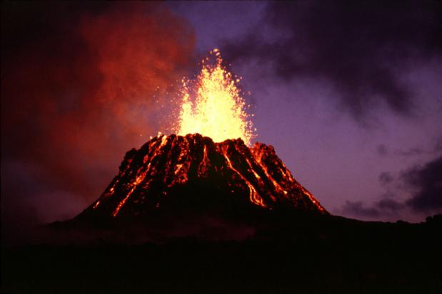 Vulkaan met rode lucht