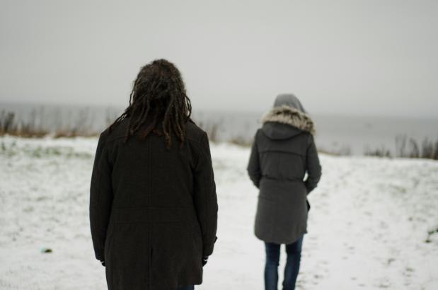 Mensen in winterkleding in de sneeuw 