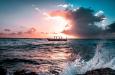 De zon boven Curaçaose wateren. Foto Bruno van der Kraan via Unsplash