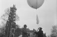Een ballon wordt opgelaten bij het KNMI in De Bilt (Anefo/Nationaal Archief)