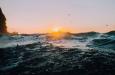 Foto Tim Marshall via Unsplash golven van de zee bij een ondergaande zon